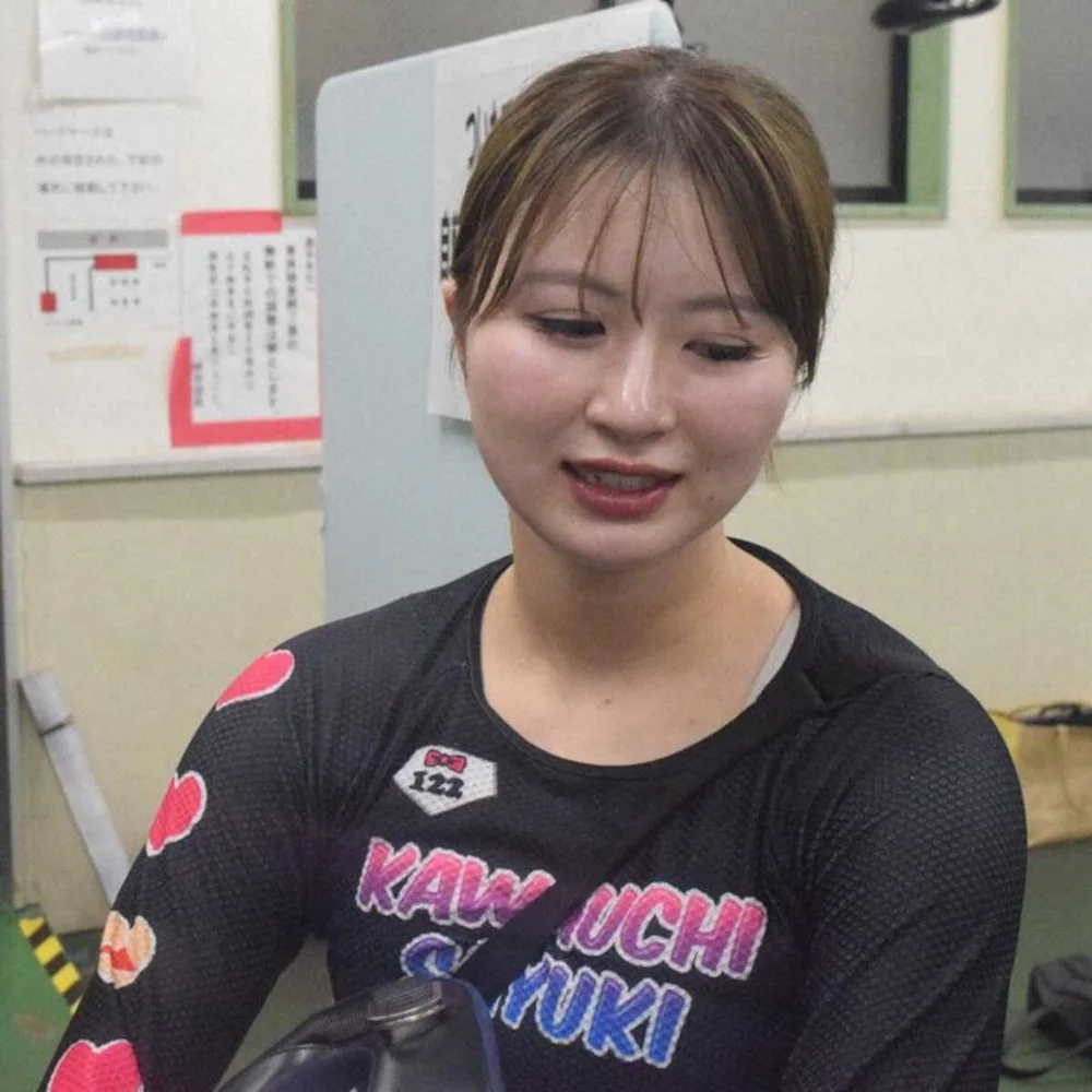 佐世保競輪の控室でインタビューに答え、悔しさをにじませる河内桜雪さん