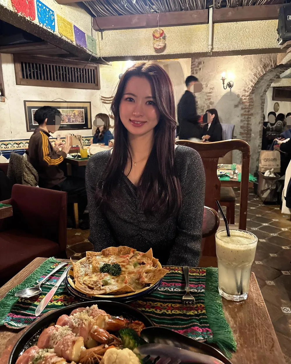 カフェで私服姿の河内桜雪さんがアイスドリンクを手にしたオフショット