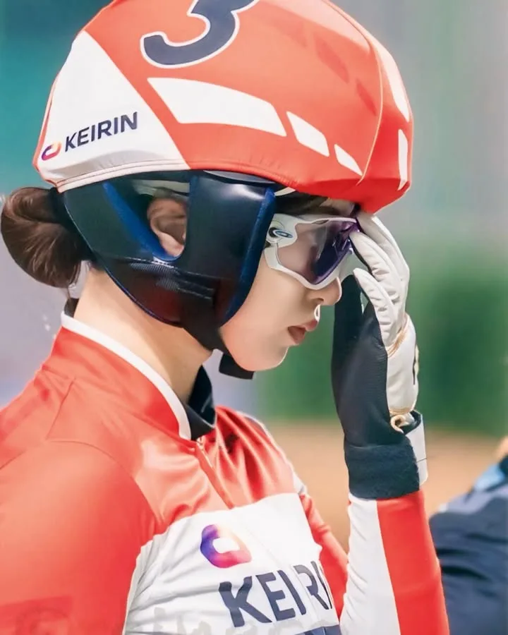 競輪のレースで赤いユニフォームとヘルメットを着けた河内桜雪さんの横顔