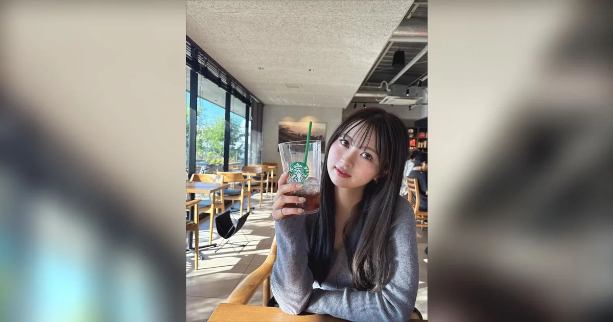 カフェで私服姿の河内桜雪さんがInstagramに投稿したオフショット写真