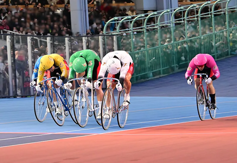 グランプリのバンクで激走する競輪選手たち