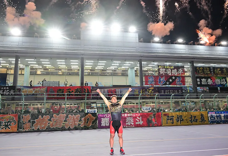 花火の中で両手を上げ優勝を喜ぶ郡司浩平選手(平塚)