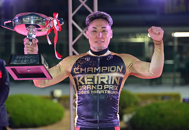 優勝カップを掲げる郡司浩平選手(KEIRINグランプリ2025・平塚)