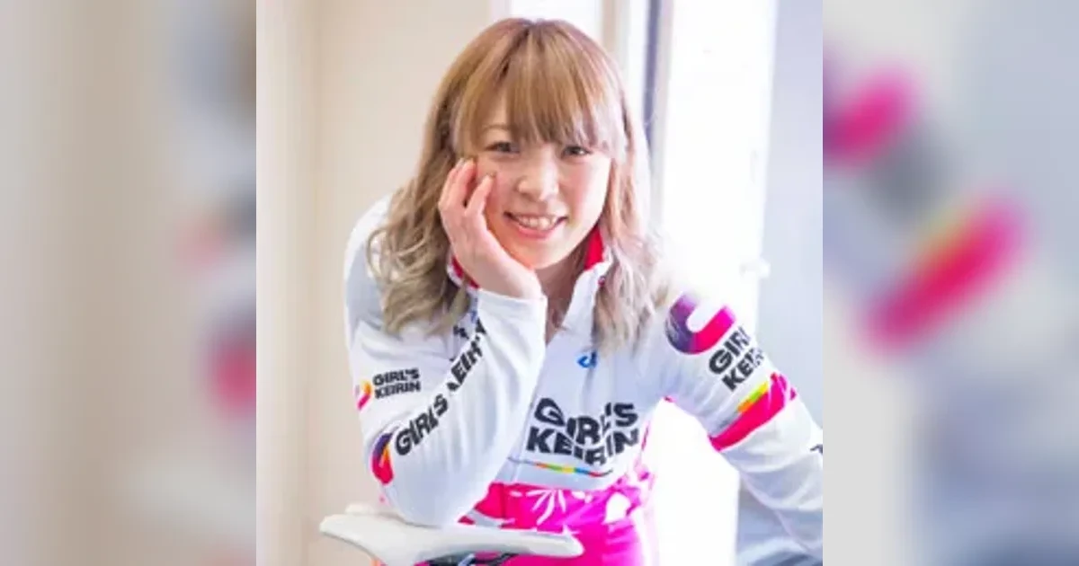 GIRLS KEIRINのジャージを着たガールズケイリンの女子選手のポートレート