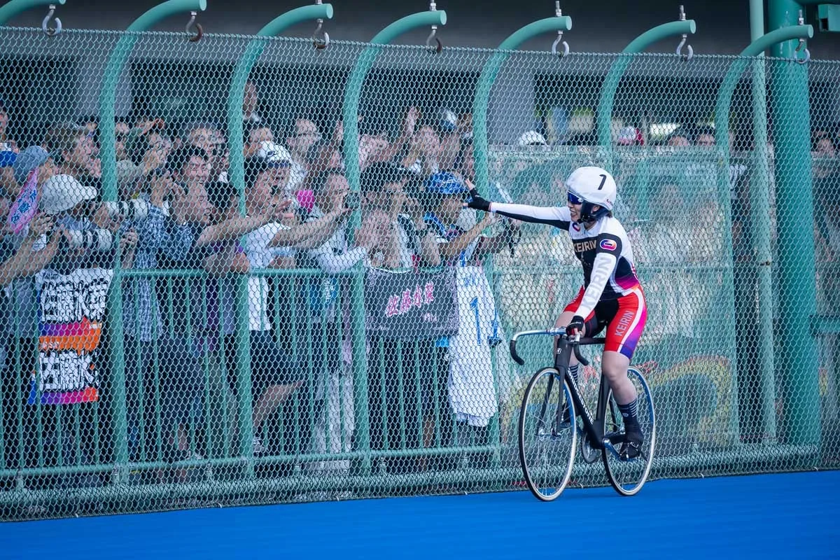 レース後、バンクで観客に応える女子競輪選手