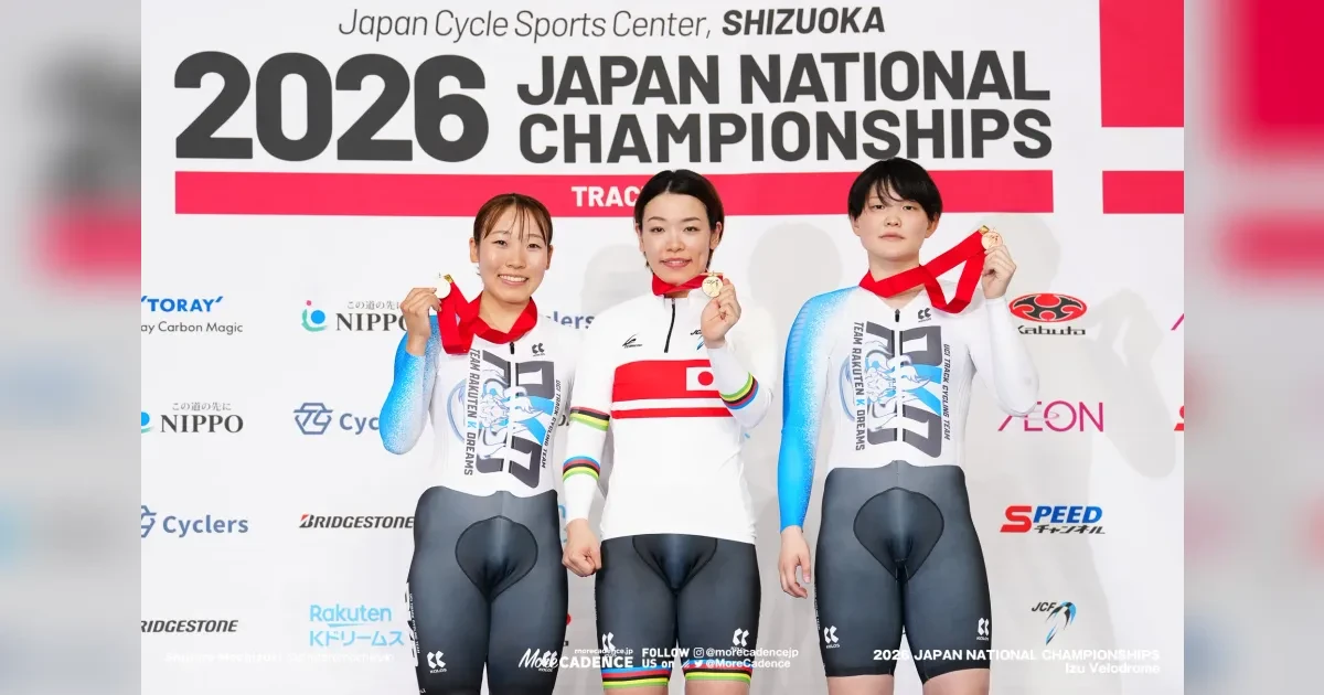 2026全日本選手権トラック女子ケイリンの表彰台で金メダルを掲げる佐藤水菜（中央）