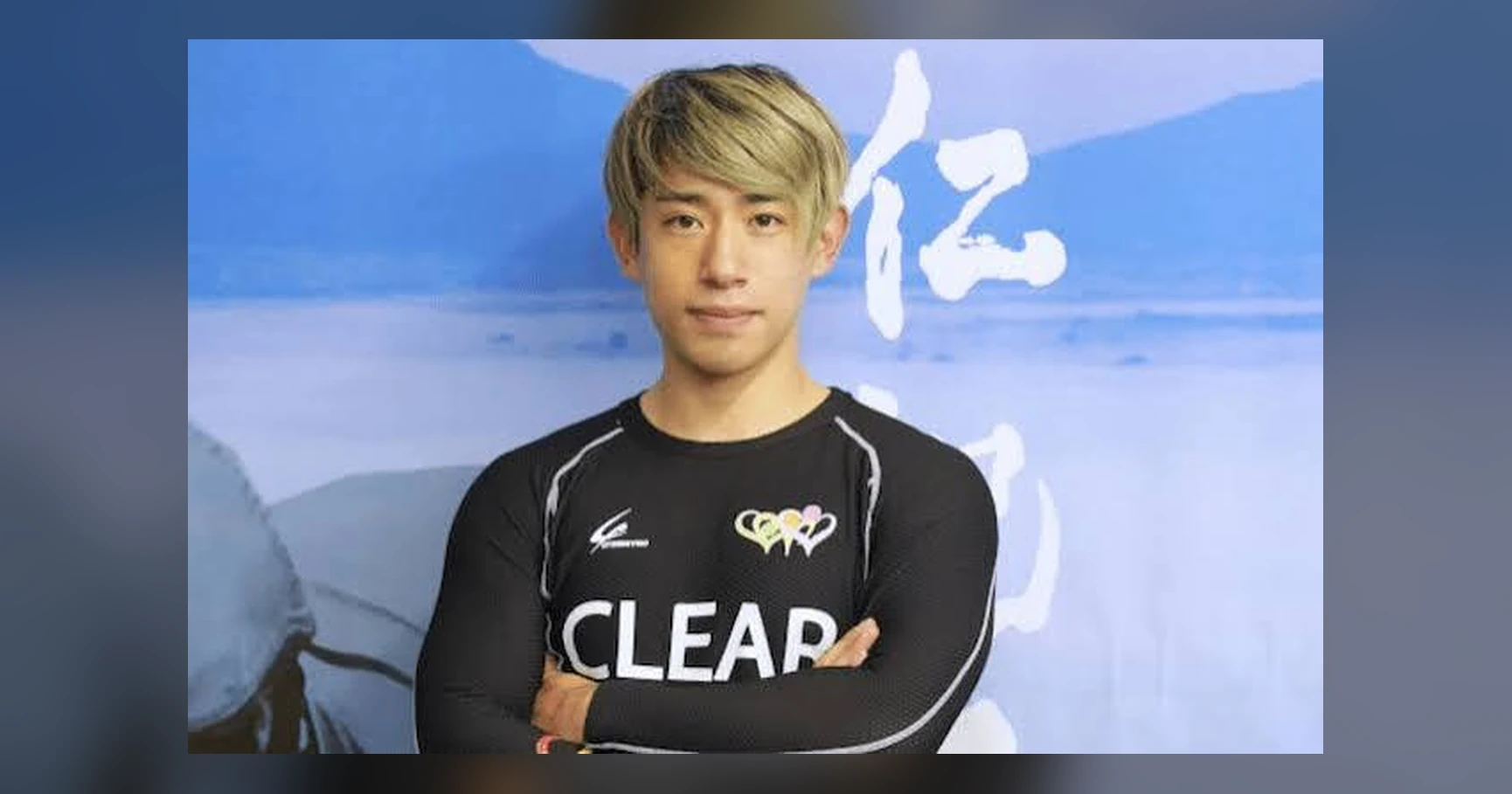 競輪選手・新山響平（青森）のポートレート。CLEARのアンダーウェアを着て腕を組む姿